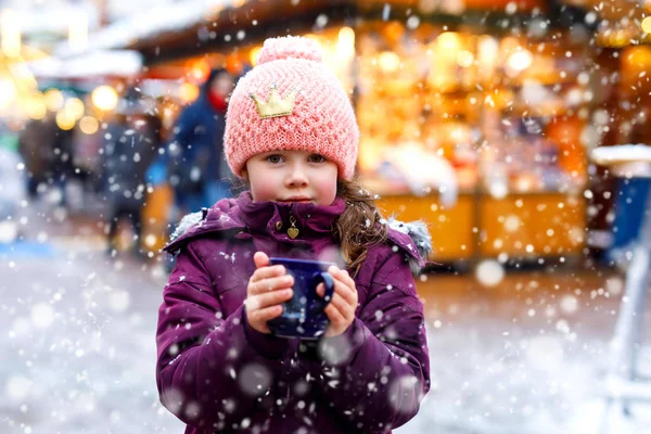 Menina criança com chocolate quente no mercado de Natal — Fotografia de Stock