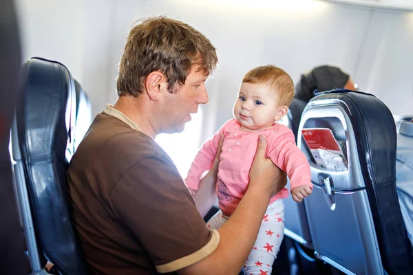 Padre di mezza età e sua figlia in lacrime durante il volo in aereo in vacanza — Foto Stock