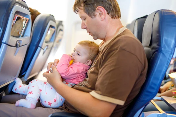 父亲在飞行上飞机去度假期间举行他的宝贝女儿 — 图库照片
