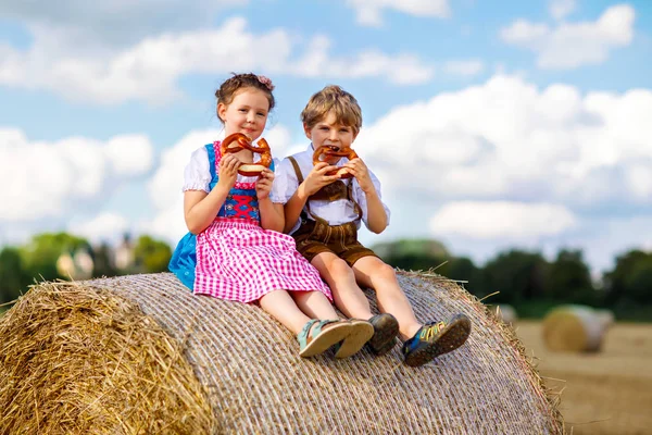 Due bambini, ragazzo e ragazza in costumi tradizionali bavaresi nel campo di grano — Foto Stock