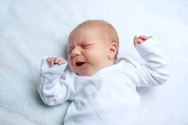 Huilen pasgeboren babyjongen of meisje over het wijzigen van de tabel — Stockfoto