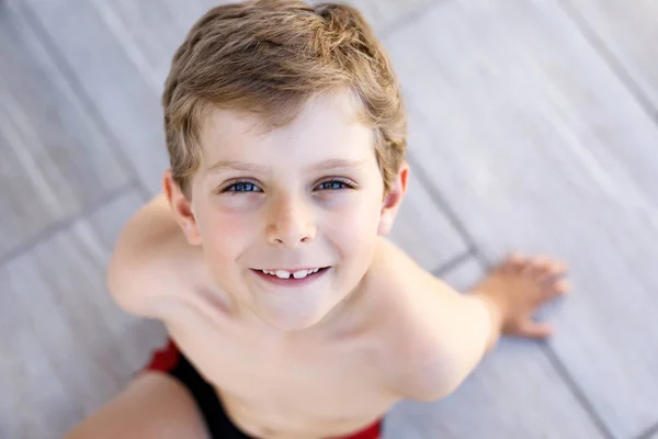 Piękny Uśmiechnięty Portret Małego Chłopca w ciepły słoneczny letni dzień. Szczęśliwy dzieciak patrzący w kamerę. Urocze dziecko z blond włosami i niebieskimi oczami. — Zdjęcie stockowe