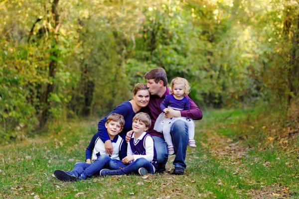 Portrait of young parents with three children. Mother, father, two kids brothers boys and little cute toddler sister girl having fun together in autumn forest. Happy family of five — Stock Photo, Image