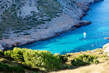Gizli plaj - Mallorca, İspanya, Balear Adaları'nın vahşi kıyısı. Sanatsal gündoğumu ve alacakaranlık landascape.