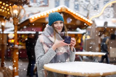 Alman noeli piyasada sıcak panç içiyoruz kadın.