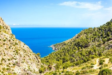 Island sahne, Mallorca İspanya'nın deniz manzarası. Mayorka, güneşli Akdeniz pastoral sahil şeridi