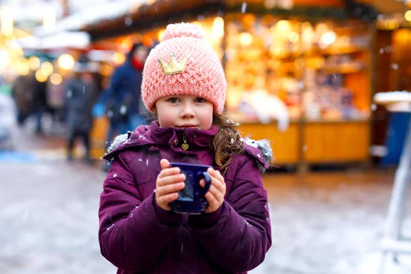 Niña con chocolate caliente en el mercado de Navidad — Foto de Stock