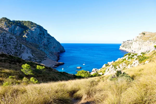 Geheime strand - wilde kust van Mallorca, Spanje, Balearen. Artistieke zonsopgang en schemering landascape. — Stockfoto