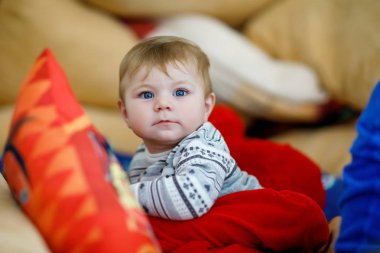 Küçük çocuk çocuk ile yeni doğan bebek kız, sevimli kız kardeşi sarılma. Kardeşler. Arka plan kardeşim. Bağ çocuklar. Üç bağ, aşk, Aile