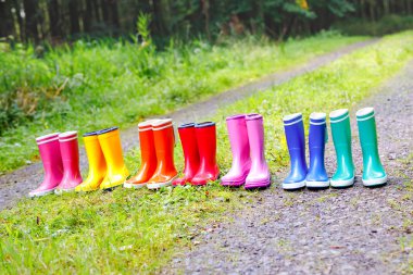 Sevimli, tapılası yeni doğmuş bebek yatakta huzur içinde uyuyor. Yeni doğmuş bir çocuk, yatakta yatan küçük bir kız. Aile, yeni hayat, çocukluk, başlangıç konsepti.
