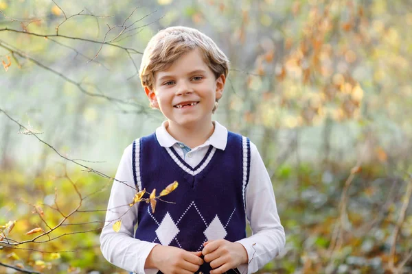 Portrait de petit garçon cool en forêt. Heureux enfant en bonne santé s'amuser par une chaude journée ensoleillée au début de l'automne. Famille, nature, amour et loisirs actifs. Enfant en uniforme scolaire . — Photo