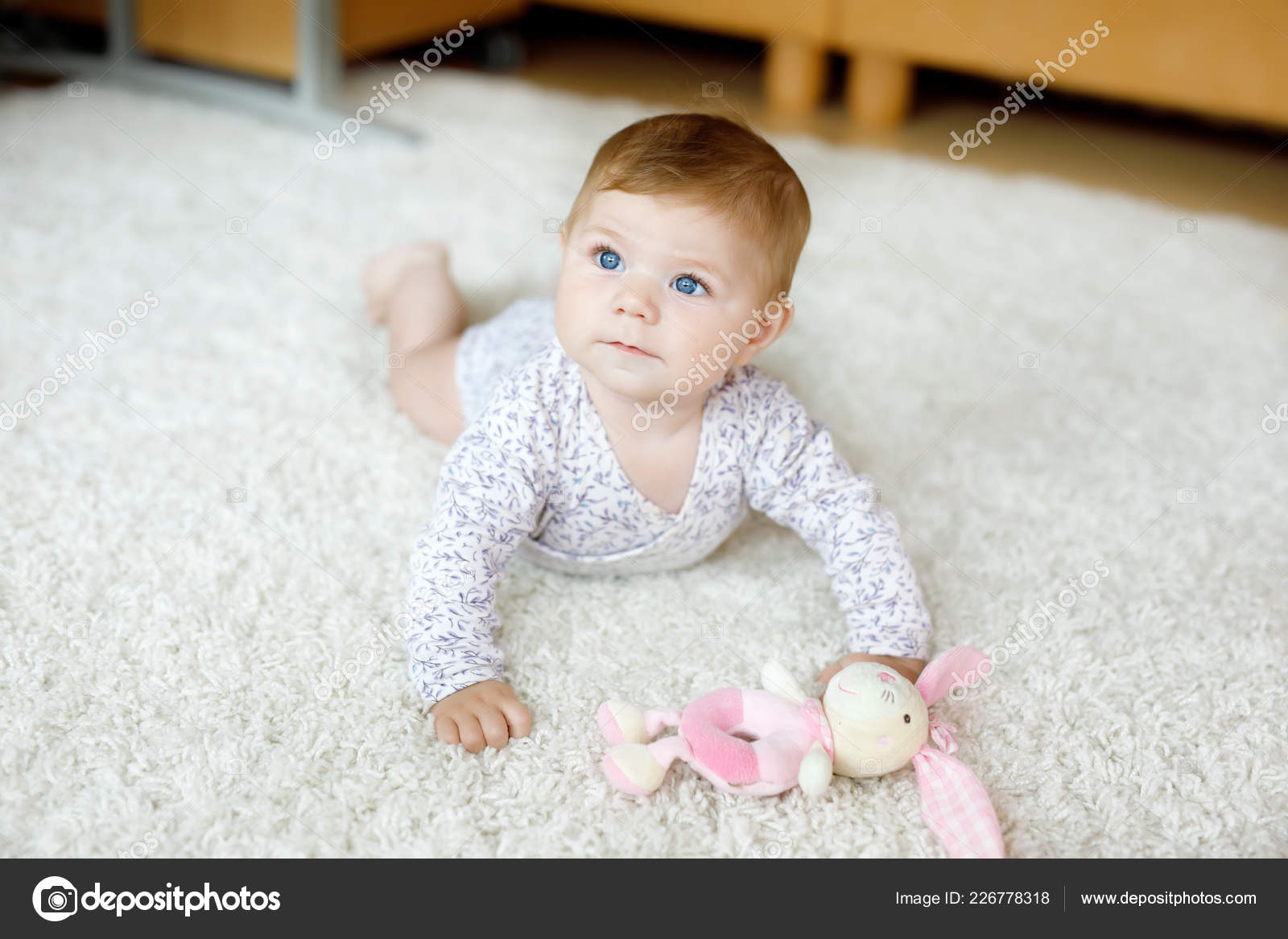 Adorable Portrait De Petites Filles Rampantes A La Maison Petite Fille Drole Soulevant Le Corps Et Apprenant A Ramper Portrait De Beau Bebe Aux Yeux Bleus Enfant Jouant Image Libre De Droit