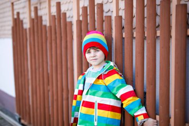 Açık moda portre sevimli küçük çocuk çocuk renkli giysiler giyiyor. Bahar, yaz ve sonbahar moda erkekler ve çocuklar için. Çocuk diş boşluğu. Mutlu sevimli gülümseyen çocuk portresi.