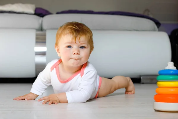 Little cute baby girl learning to crawl. Healthy child crawling in kids room. Smiling happy healthy toddler girl. Cute toddler discovering home and learning different skills — Stock Photo, Image