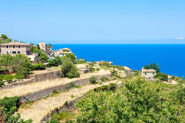 Island sahne, Mallorca İspanya'nın deniz manzarası. Mayorka, güneşli Akdeniz pastoral sahil şeridi. Turkuaz su ve Serra de Tramuntana yeşil tepeler. — Stok fotoğraf