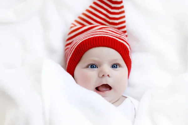 Şirin bebek çocuk Noel ile kap beyaz arka plan üzerinde kış. Mutlu bebek kız mı erkek gülümseyen ve kameraya bakıyor. Yakın çekim için xmas tatil ve aile kavramı — Stok fotoğraf