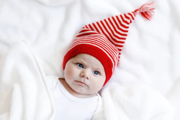 Lindo niño adorable bebé con gorra de invierno de Navidad sobre fondo blanco. Feliz niña o niño sonriendo y mirando a la cámara. Primer plano para vacaciones de Navidad y concepto familiar — Foto de Stock