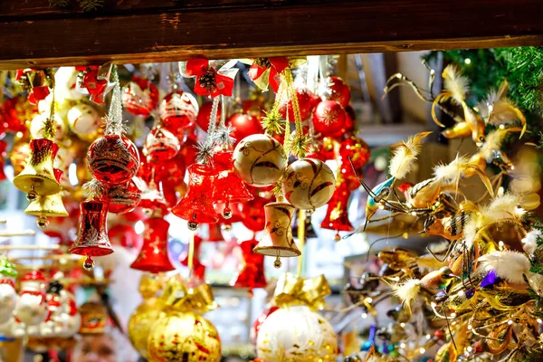 Farbenfrohe Detailaufnahmen vom Weihnachtsmarkt. Kugelschmuck für den Verkauf. Weihnachtsmarkt in Deutschland mit traditionellem Deko-Spielzeug. — Stockfoto