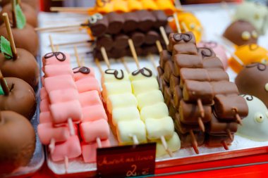 Muz, çilek, ahududu ve elma çikolata, marshmellows ve bir vitrin Satılık çeşitli sır ile kaplı. Noel piyasada satan tatlılar. Meyveler için Alman fiyat.
