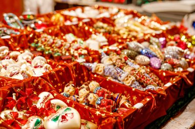 Noel adil piyasa ayrıntılarını renkli yakından. Satış için topları süslemeleri. Geleneksel Dekorotif oyuncakları ile Almanya Noel pazarı.