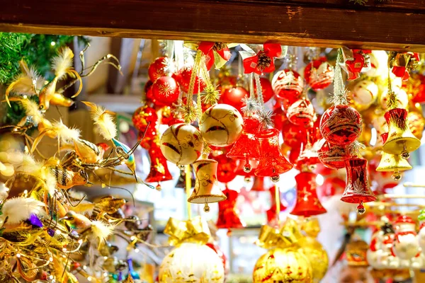 Colorido close-up detalhes do mercado justo Natal. Decorações de bolas para vendas. Mercado de Natal na Alemanha com brinquedos decorativos tradicionais . — Fotografia de Stock