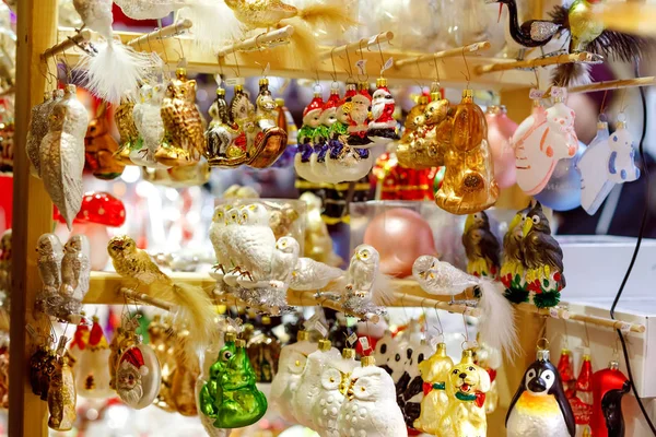 Farbenfrohe Detailaufnahmen vom Weihnachtsmarkt. Kugelschmuck für den Verkauf. Weihnachtsmarkt in Deutschland mit traditionellem Deko-Spielzeug. — Stockfoto