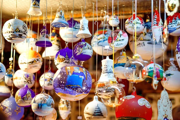 Détail coloré de près du marché de Noël juste. Boules décorations pour la vente. Marché de Noël en Allemagne avec des jouets décoratifs traditionnels . — Photo
