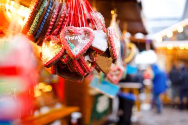 Alman Noel pazarında Gingerbread kalpler. Nürnberg, Münih, Berlin, Almanya Hamburg xmas Pazar. Geleneksel Zencefil Ekmek neşeli yılbaşı yazılı tanımlama olarak adlandırılan Lebkuchen Almanca olarak