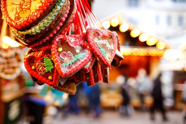 Lebkuchenherzen auf dem deutschen Weihnachtsmarkt. Nürnberg, München, Berlin, Hamburg Weihnachtsmarkt in Deutschland. auf traditionelle Lebkuchen geschrieben frohe Weihnachten genannt lebkuchen — Stockfoto