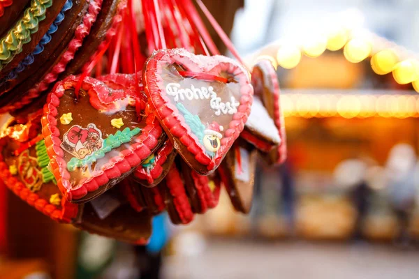 Gingerbread Hearts no Mercado Alemão de Natal. Nuremberg, Munique, Berlim, Hamburgo mercado xmas na Alemanha. Em biscoitos de pão de gengibre tradicionais escritos Merry Chrismtas chamado Lebkuchen em alemão — Fotografia de Stock