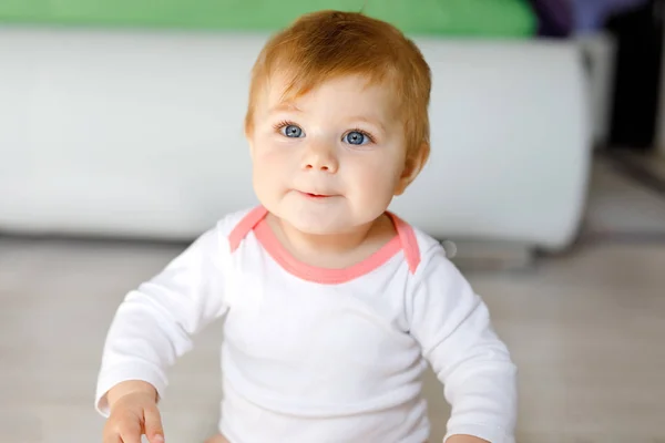 Förtjusande baby flicka som leker med pedagogiska leksaker i plantskola. Lyckligt friska barn ha roligt med färgglada olika leksaker hemma. Kid försöker bygga plast pyramid och med hjälp av block med bokstäver — Stockfoto