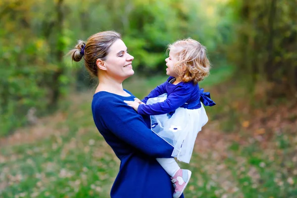 Feliz jovem mãe se divertindo filha da criança bonito, retrato de família juntos. Mulher com linda menina na natureza e na floresta. Mamãe com criança pequena ao ar livre, abraçando. Amor, ligação. — Fotografia de Stock