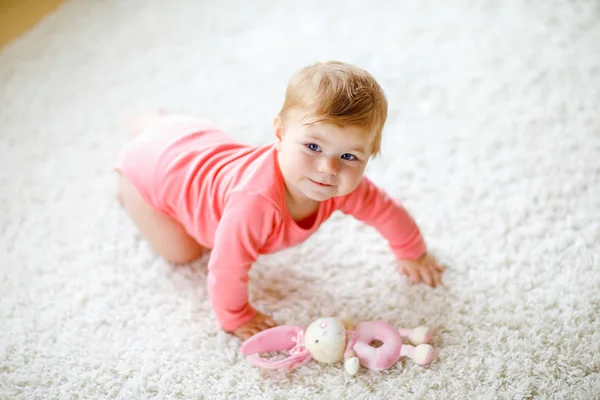 Niña Linda Aprendiendo Gatear Niño Sano Arrastrándose Habitación Los Niños —  Fotos de Stock