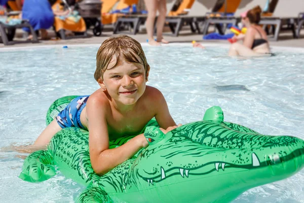 Ragazzino Felice Che Salta Piscina Diverte Durante Vacanze Famiglia Resort — Foto Stock