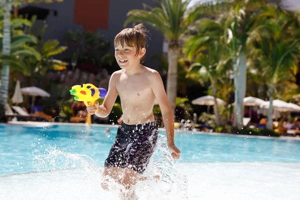 Ragazzino Felice Che Salta Piscina Diverte Durante Vacanze Famiglia Resort — Foto Stock