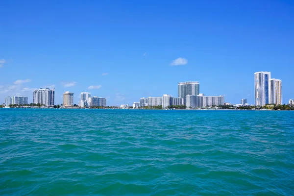 Miami, Florida, ABD şehir manzarası. Bina, okyanus plaj ve mavi gökyüzü. Güzel city, Amerika Birleşik Devletleri — Stok fotoğraf