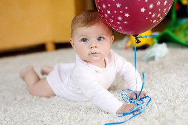 Tarama, kapma kırmızı hava balonu ile oynarken şirin bebek