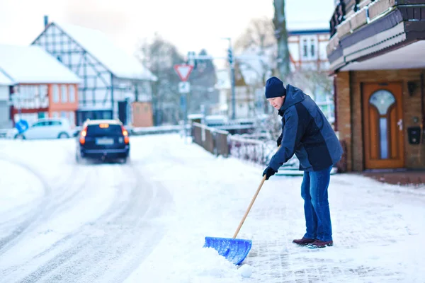 Людина Сніговою Лопатою Чистить Тротуари Взимку Під Час Снігопаду Зимовий — стокове фото