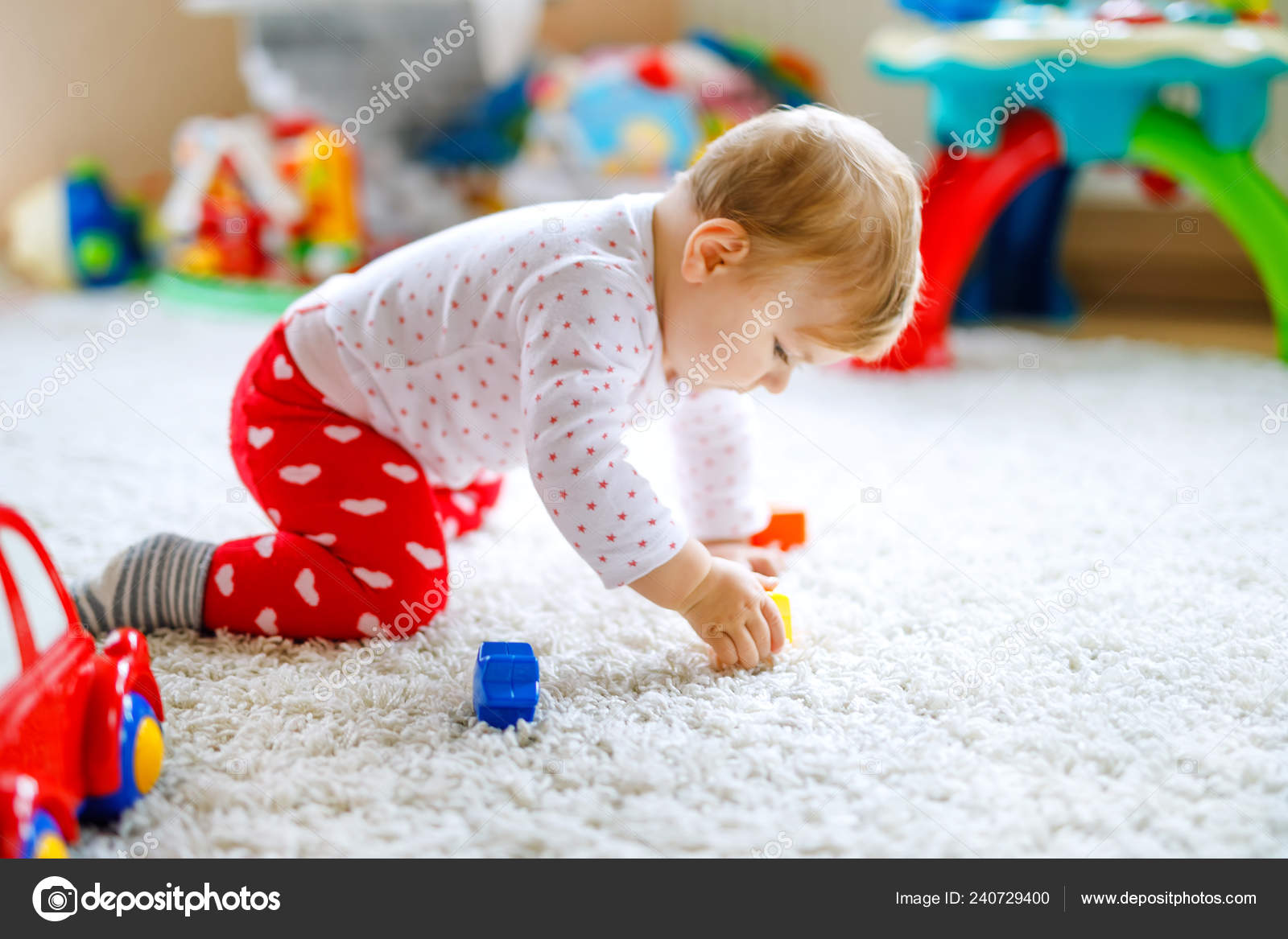 Petite Fille Mignonne Apprenant A Ramper Enfant En Bonne Sante Rampant Dans La Chambre Des Enfants Petite Fille Mignonne Apprenant A Ramper Enfant En Bonne Sante Rampant Dans La Chambre Des Enfants