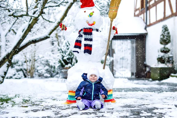 冬天的时候，和雪人在一起，美丽的小女孩真可爱 — 图库照片