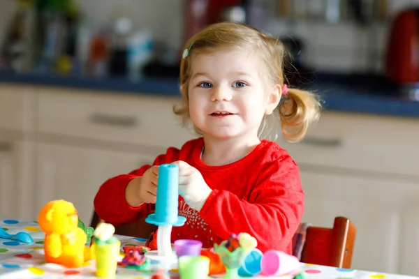 Adorabile carina bambina con argilla colorata. Bambino sano giocare e creare giocattoli da pasta gioco. Creta modellante per bambini e apprendimento — Foto Stock