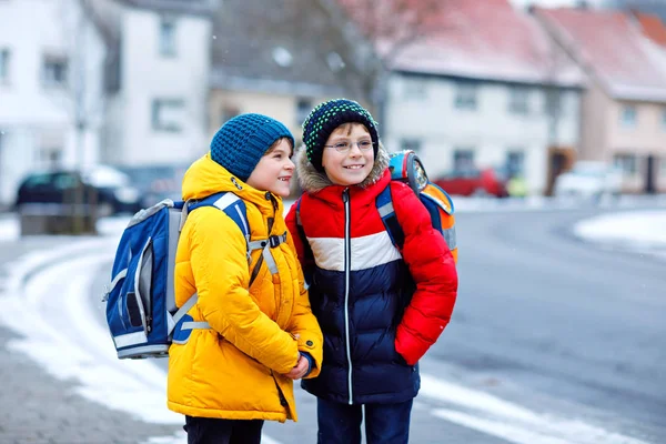 Два Маленьких Мальчика Начального Класса Идут Школу Время Снегопада Счастливые — стоковое фото