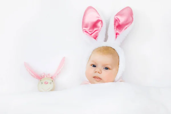Urocza noworodka dziewczynka w stroju króliczka wielkanocnego i uszach. Urocze dziecko bawiące się pluszową zabawką królika. Koncepcja wakacji. — Zdjęcie stockowe