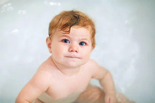 Zwei fröhliche Kinder Jungen in bunten warmen Kleidern Schlittschuh laufen auf einer Eisbahn des Weihnachtsmarktes oder Jahrmarktes. gesunde Kinder, Geschwister und beste Freunde, die Spaß auf Schlittschuhen haben. Menschen mit aktiver Winterfreizeit — Stockfoto