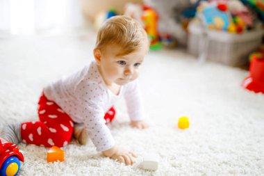 Evde eğitim ahşap oyuncak bebek odası oynayın sevimli sevimli güzel küçük bebek kız. Sağlıklı mutlu yürümeye başlayan çocuk ile renkli kırmızı araba kapalı. çocuk öğrenme renkleri ve formlar