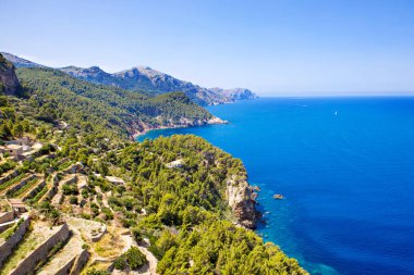 Island sahne, Mallorca İspanya'nın deniz manzarası. Mayorka, güneşli Akdeniz pastoral sahil şeridi