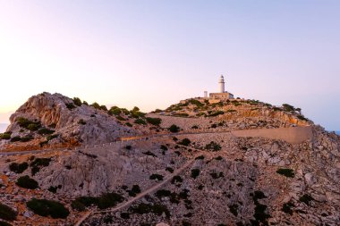 Güzel beyaz deniz feneri Cape Formentor Kuzey Mallorca, İspanya kıyısında Balear Adaları'nda. Sanatsal gündoğumu ve alacakaranlık landascape.