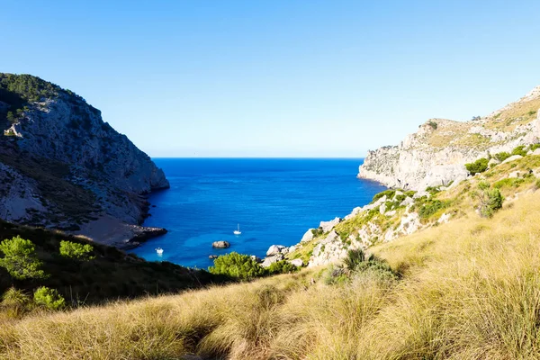 Geheime strand - wilde kust van Mallorca, Spanje, Balearen. Artistieke zonsopgang en schemering landascape. — Stockfoto