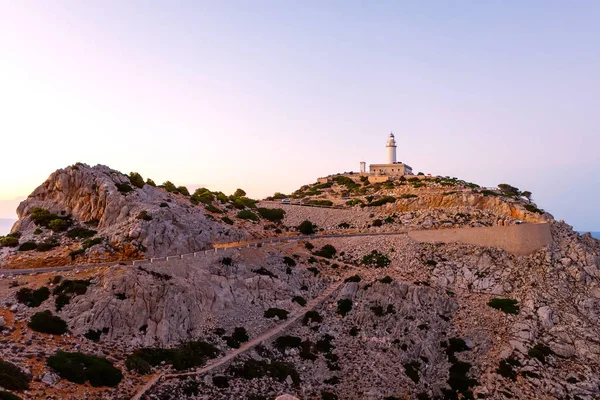 Mooie witte vuurtoren op Cape Formentor in de kust van North Mallorca, Spanje Balearic Eilanden. Artistieke zonsopgang en schemering landascape. — Stockfoto