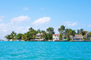 Lüks villa Karayip Adası okyanus plaj ve mavi gökyüzü güneşli günde ev sahipliği yapmaktadır. Avuç içi ile